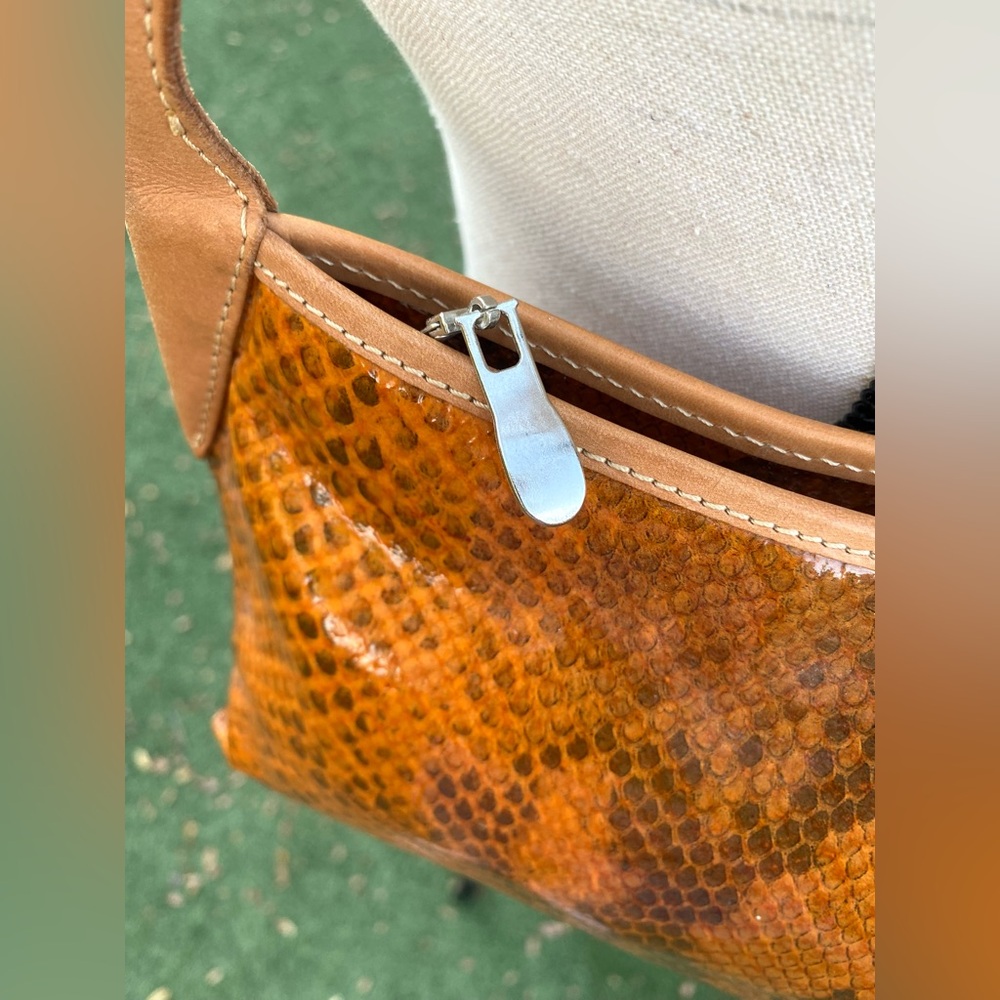 Vintage 90s/Y2K orange genuine patent leather shoulder baguette bag - Picture 6 of 10